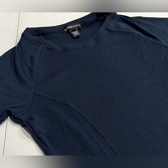 Beyond Yoga Women's Small Silhouette Cropped Tee Navy Blue NWT RIbbed Fabric - Picture 3 of 7